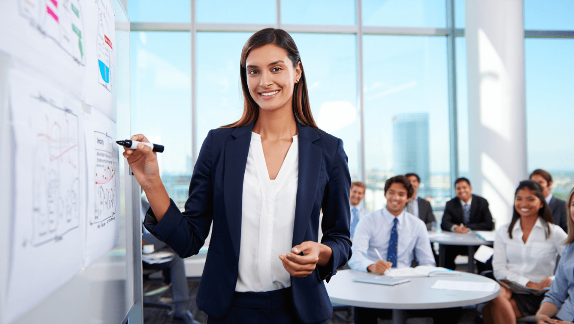 Femme souriante illustrant une formation de formateur certifiante pour devenir formateur professionnel avec CréActifs