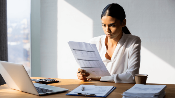 Entrepreneuse tenant une calculatrice illustrant une formation comptabilité pour comprendre les bases de la comptabilité