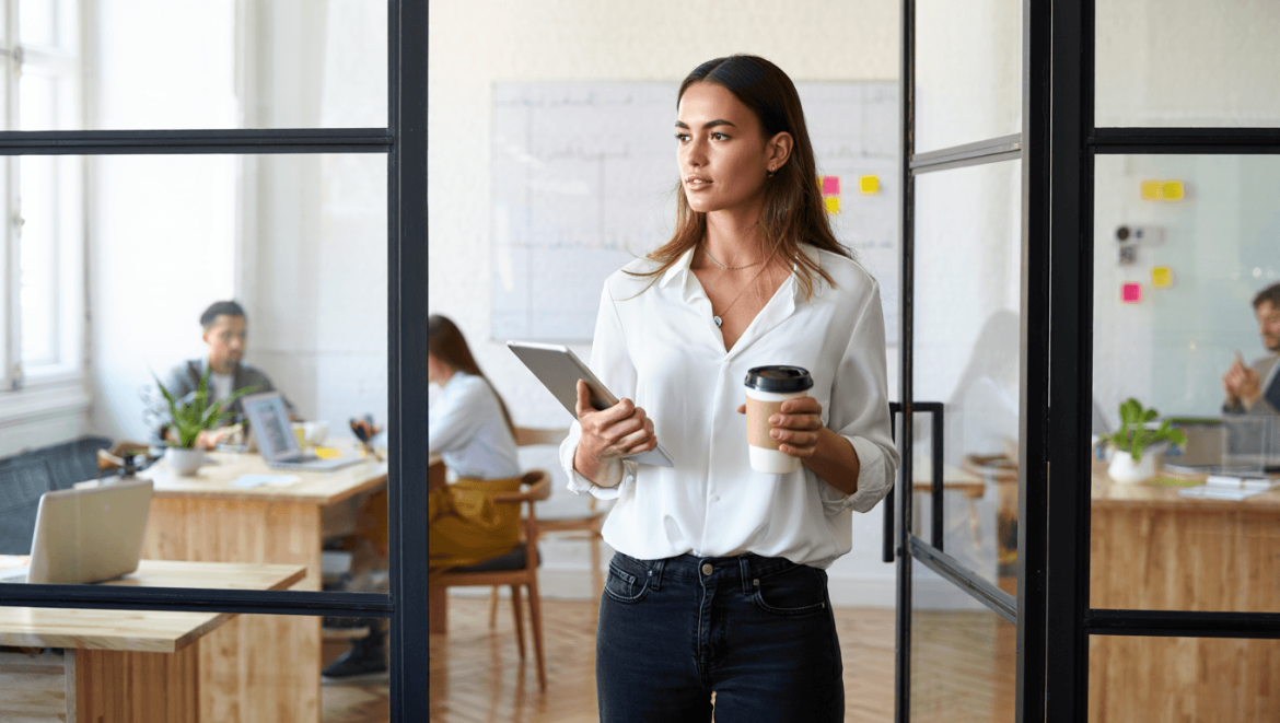 Ampoule qui décolle comme une fusée sur fond bleu pour illustrer une formation création d’entreprise chez CréActifs