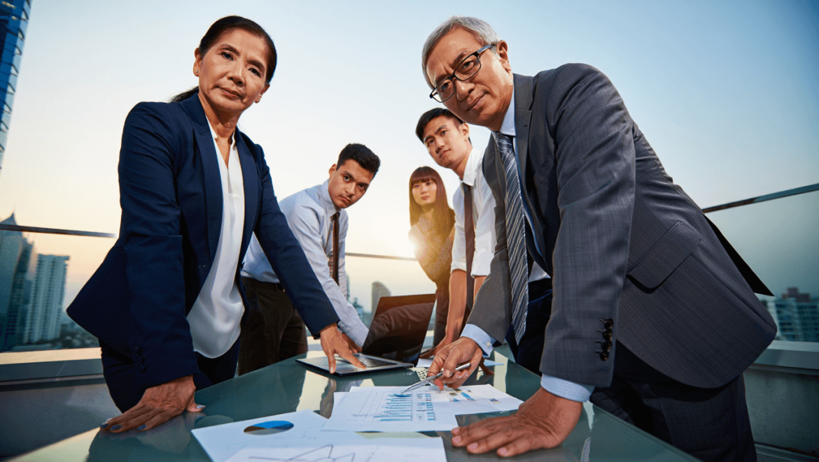Femme souriante, bras croisés sur fond bleu, pour illustrer une formation en gestion d’entreprise proposée par CréActifs.