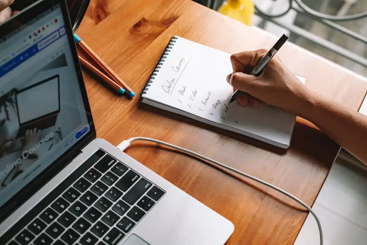 Personne suivant une formation en ligne sur son ordinateur portable