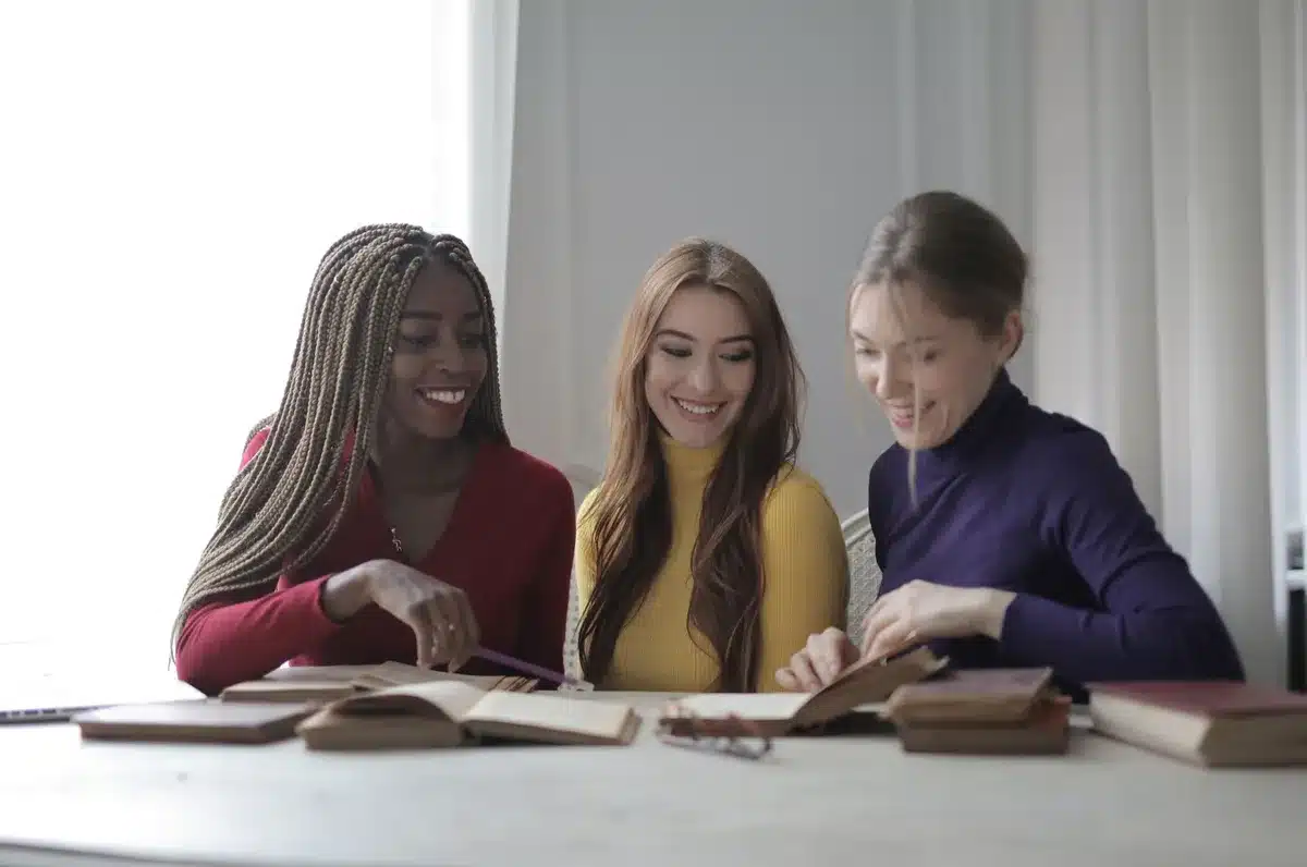 Un groupe de lecteurs en discussion autour de leurs livres dans une ambiance conviviale