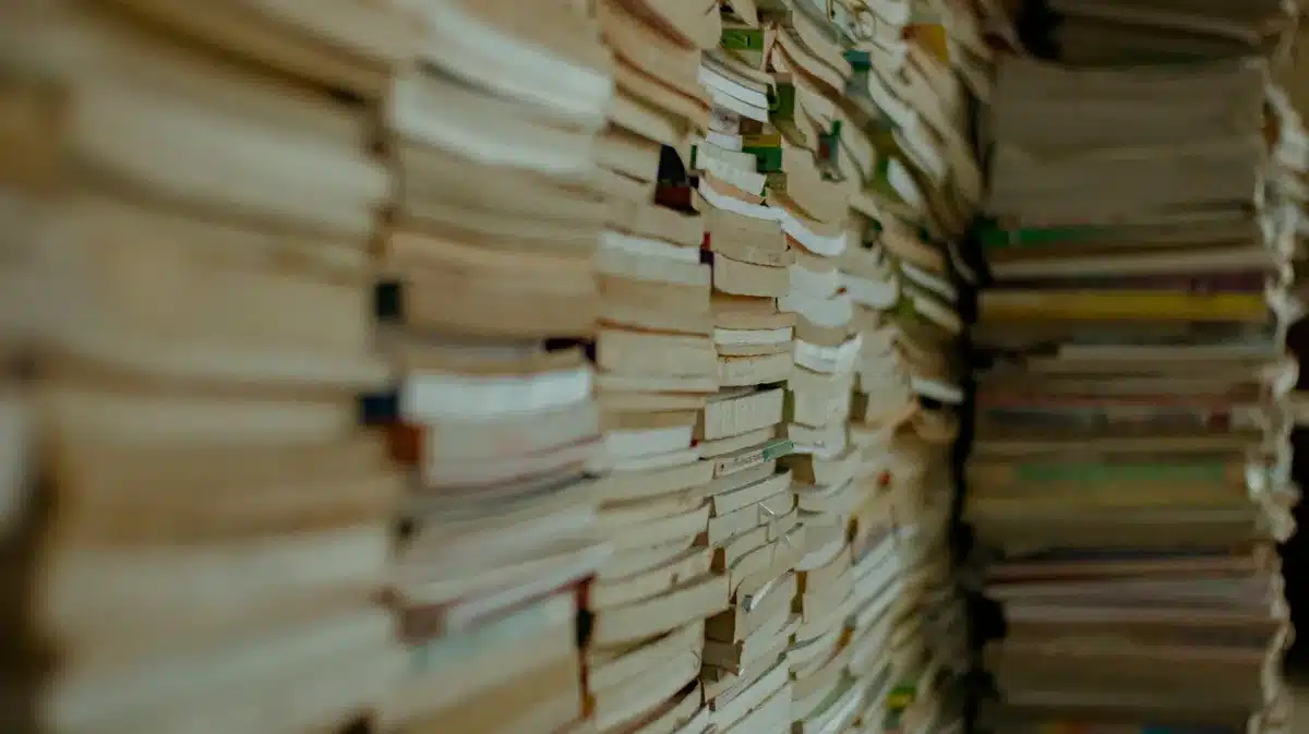 Une pile de livres non lus représentant une liste de lecture accumulée