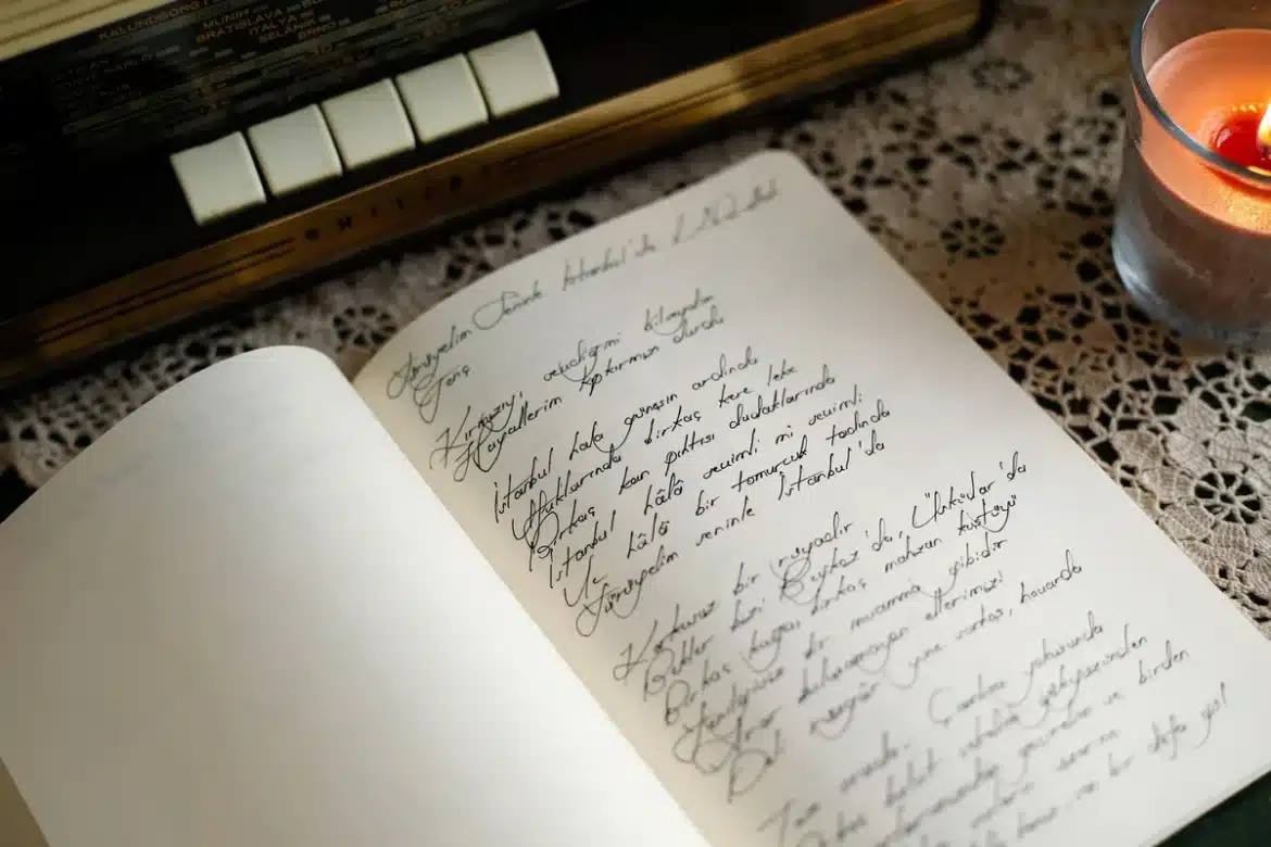 Un journal ouvert avec des notes de lecture à côté de livres empilés et une tasse chaude sur un bureau en bois