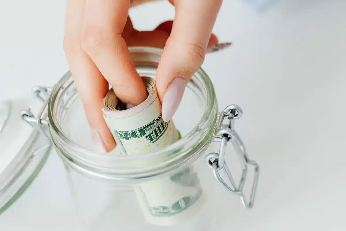 Personne consultant son budget et ses économies d'urgence sur son ordinateur