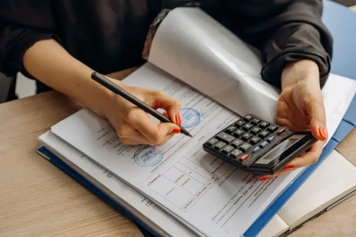 Documents de prêt et calculatrice sur un bureau montrant la comparaison entre taux bas et conditions de contrat