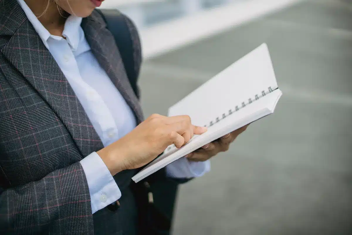 Étapes d'un projet de reconversion professionnelle listées sur un carnet
