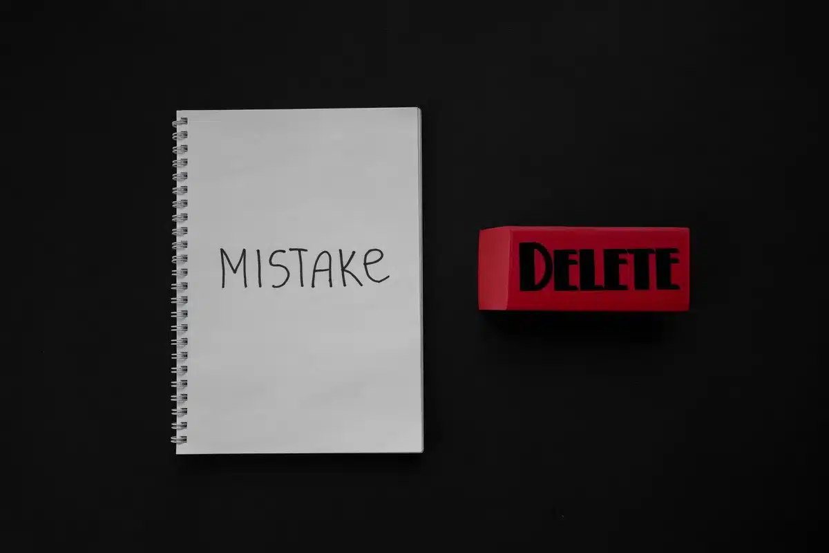 Personne réfléchissant à ses erreurs professionnelles et ajustant sa stratégie