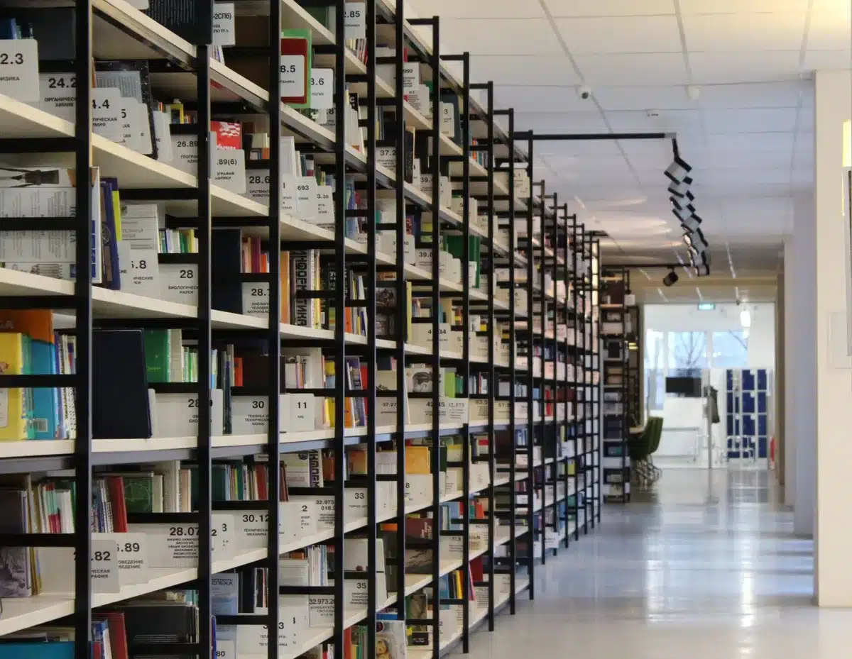 Rayonnages de bibliothèque avec livres de recherche et d'histoire