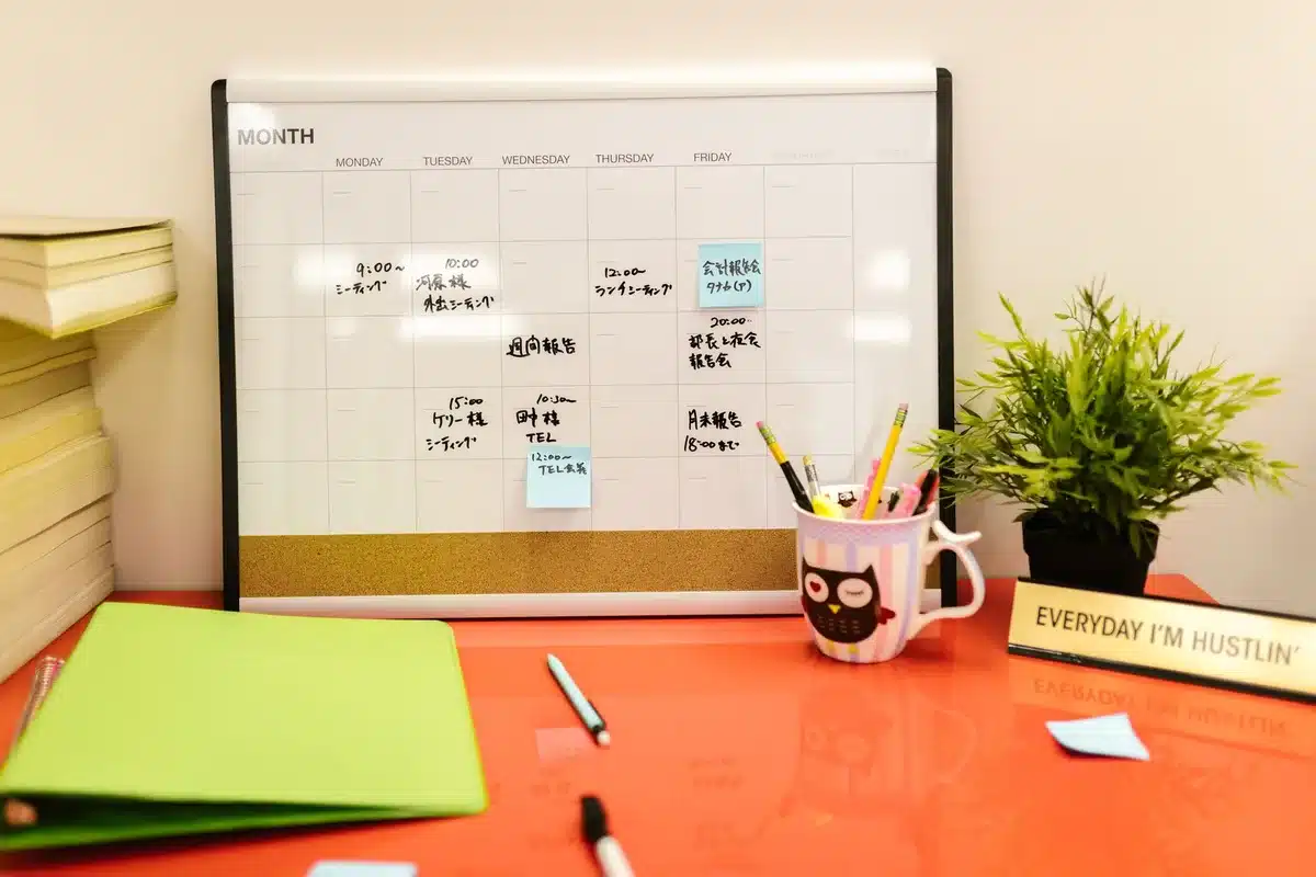 Planning de révision écrit sur un calendrier avec des objectifs et des créneaux de travail