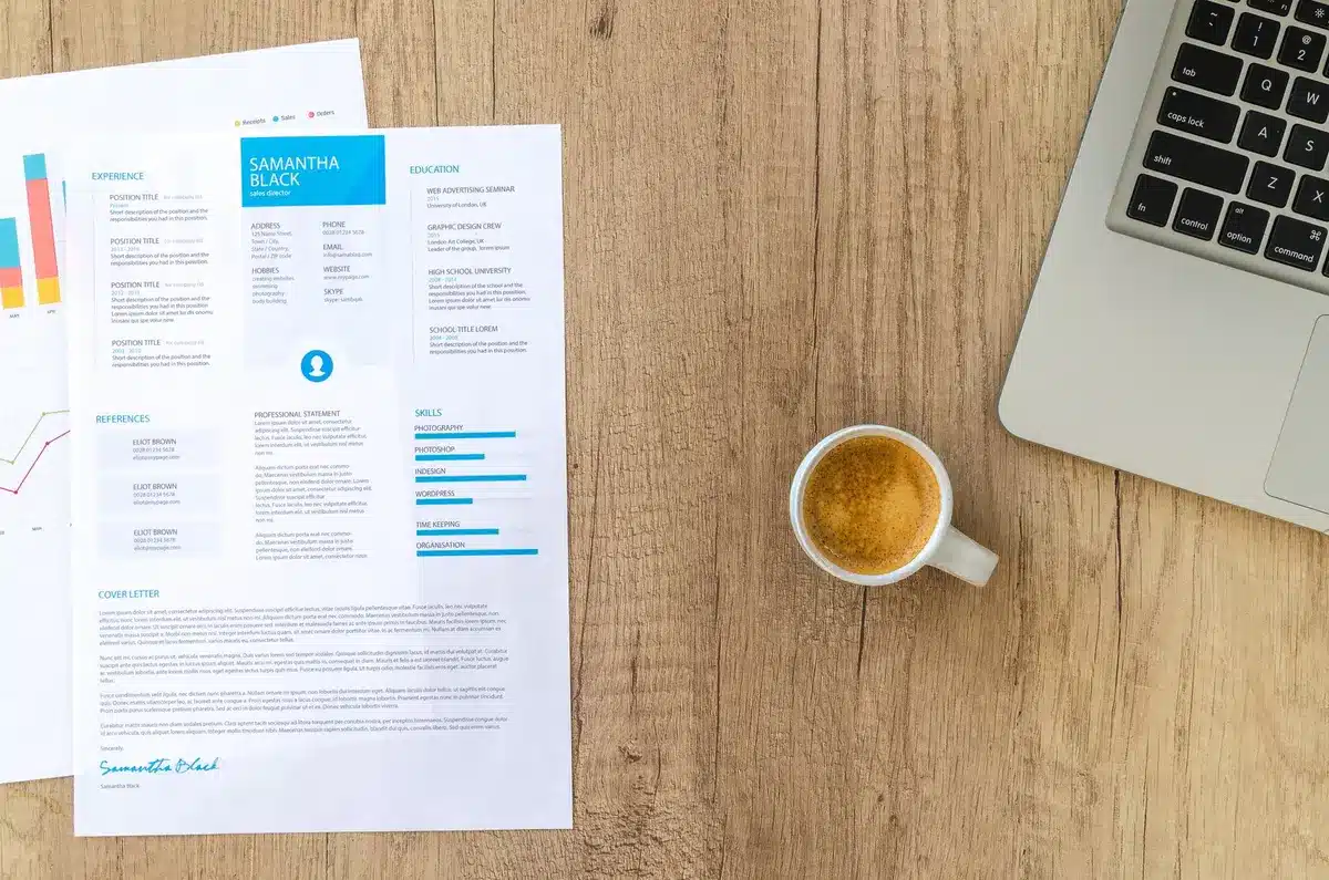 Document de CV affiché sur un écran d'ordinateur avec mise en forme professionnelle