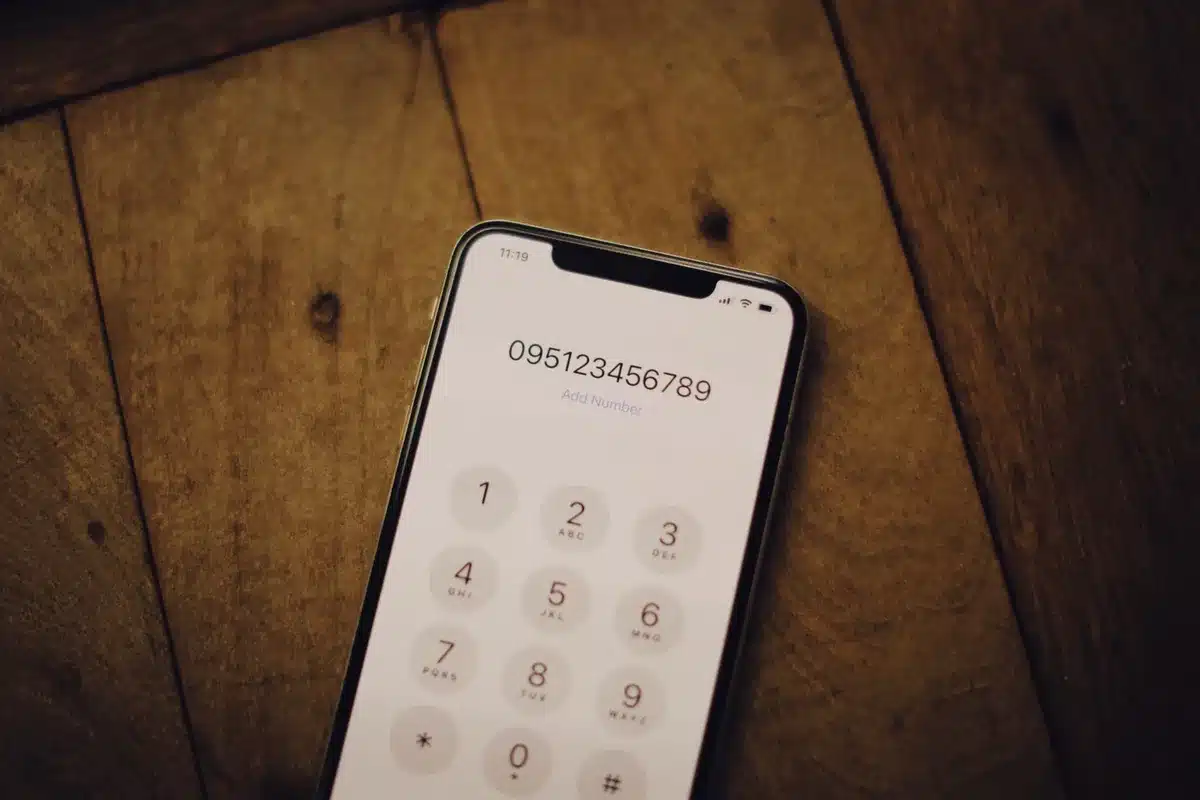 Écran de paramètres d'un téléphone affichant le numéro de série et les informations de l'appareil