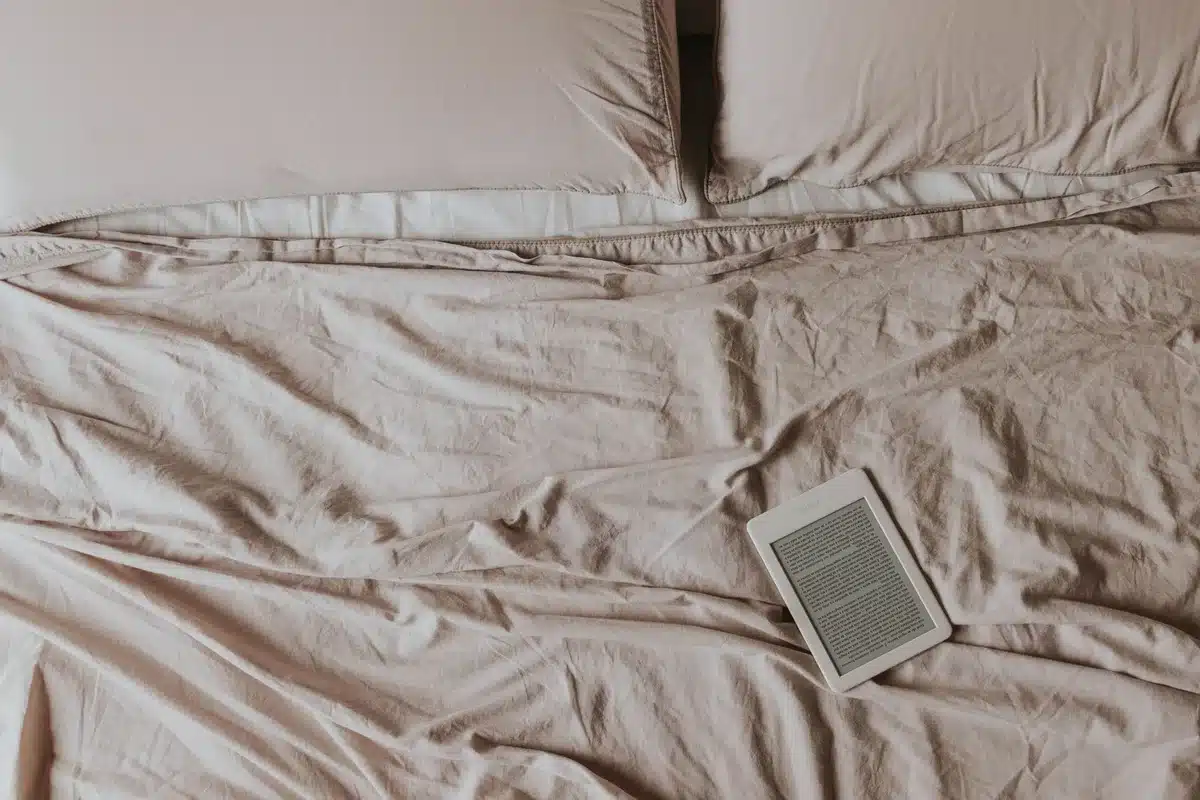Lecteur confortablement assis avec plusieurs livres au choix, illustrant la flexibilité du défi pour les lecteurs d'hume