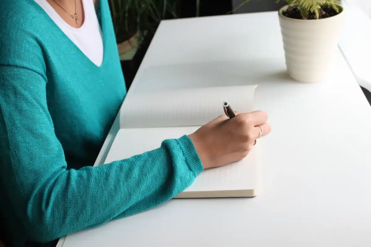 Étudiant tenant un journal réflexif pour noter ses observations et émotions lors d'une mission