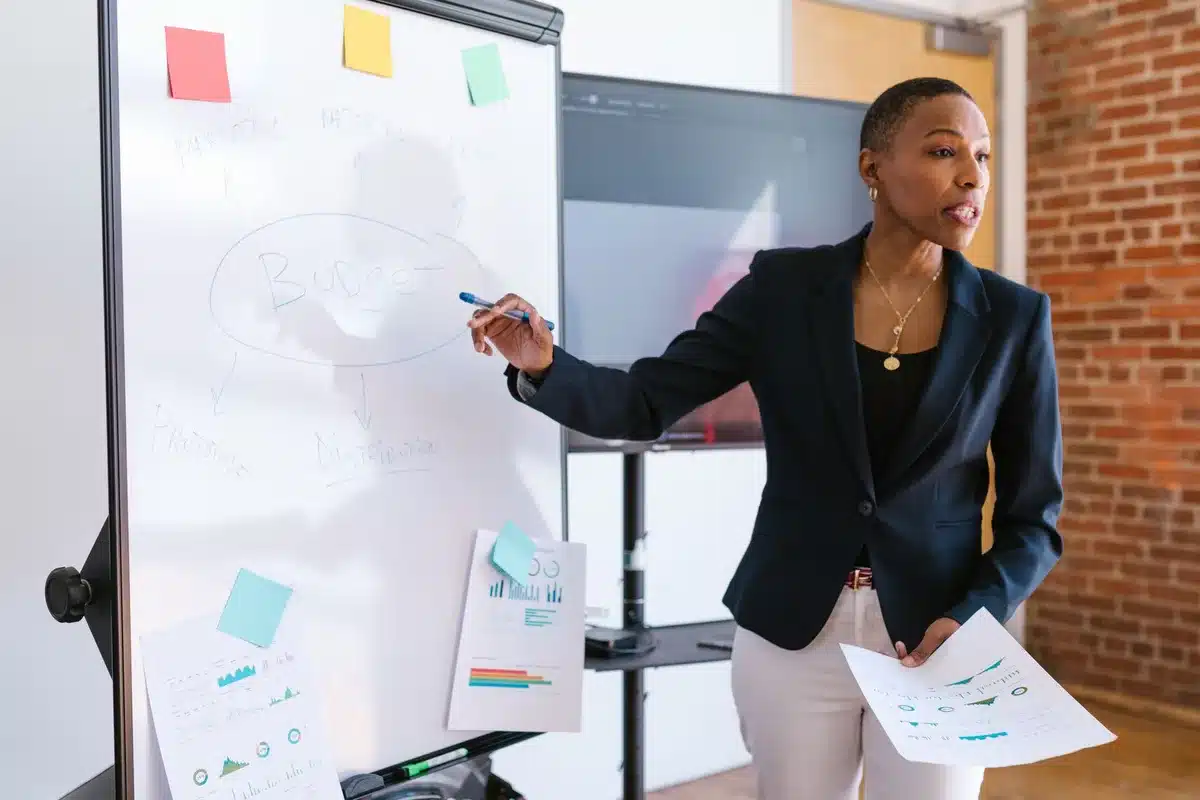 Personne consultant des options de financement de formation sur son ordinateur