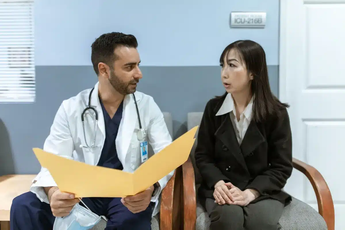 Consultation médicale entre un patient et un médecin traitant pour discuter d'un projet de formation