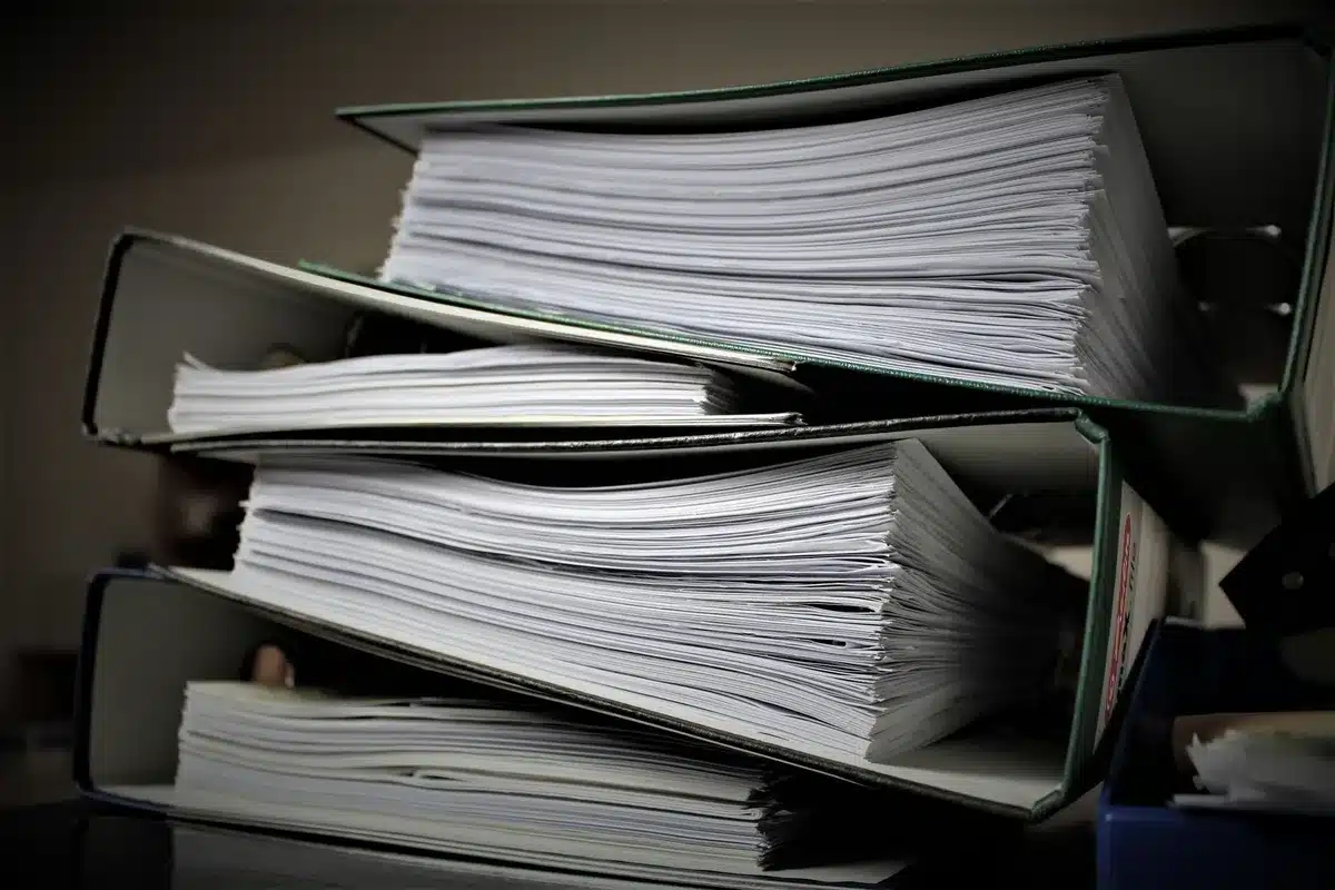 Documents et dossiers administratifs organisés pour une demande de formation