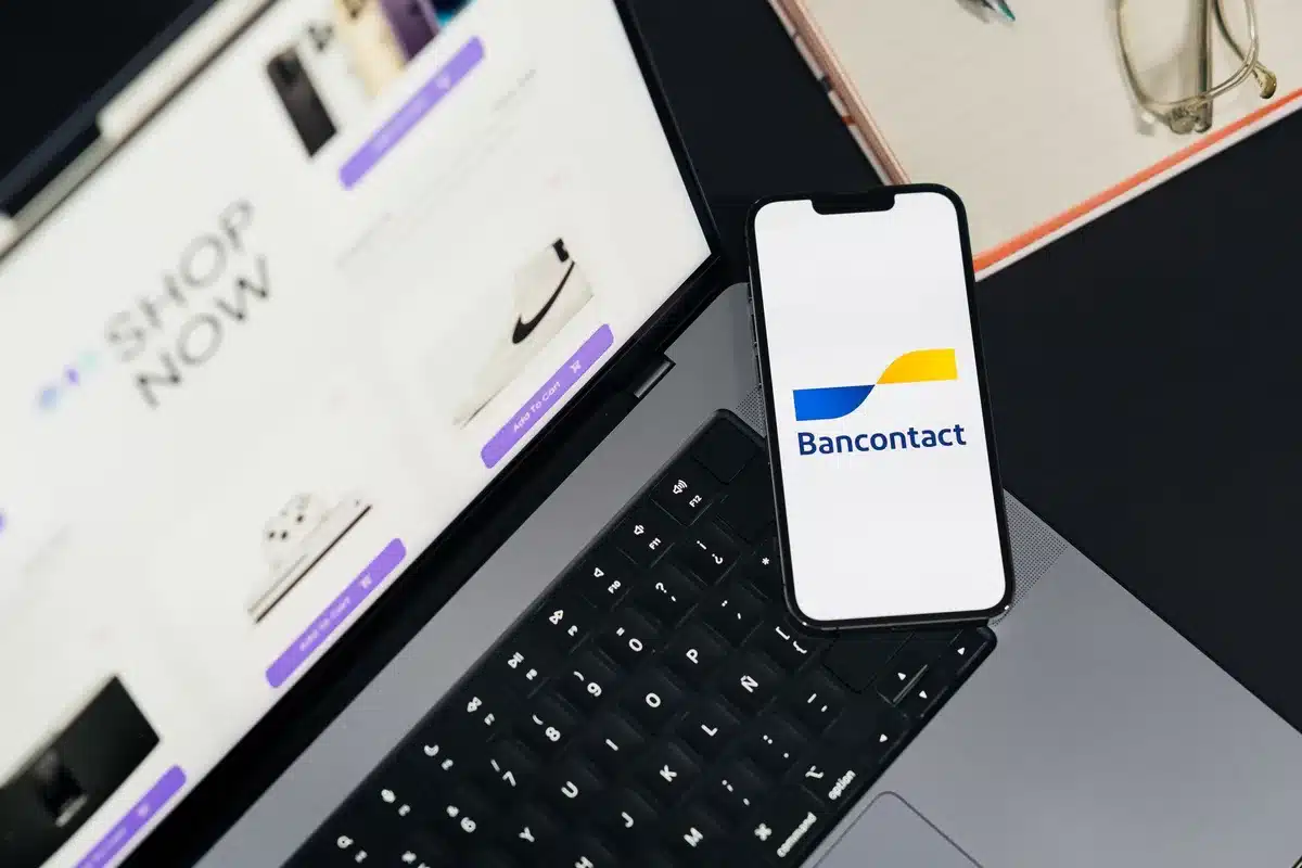 Personne consultant son compte bancaire en ligne sur un smartphone et un ordinateur