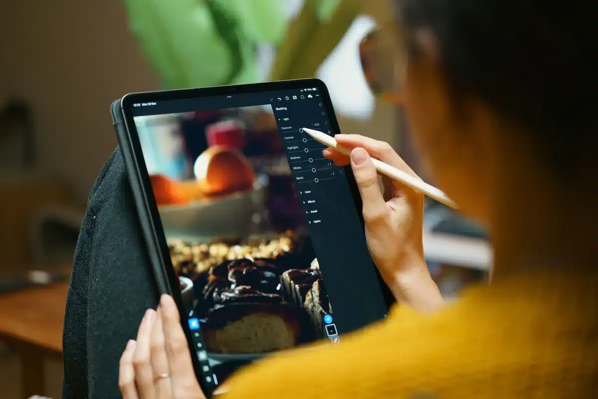 Designer travaillant avec les outils de design Figma et Photoshop sur un écran
