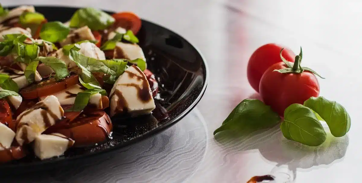 Vinaigre balsamique versé sur une salade verte fraîche
