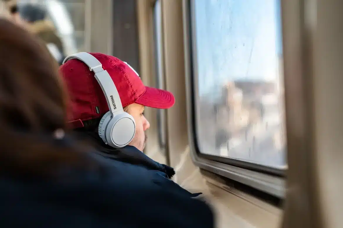 Personne écoutant un audiobook avec des écouteurs dans un moment calme