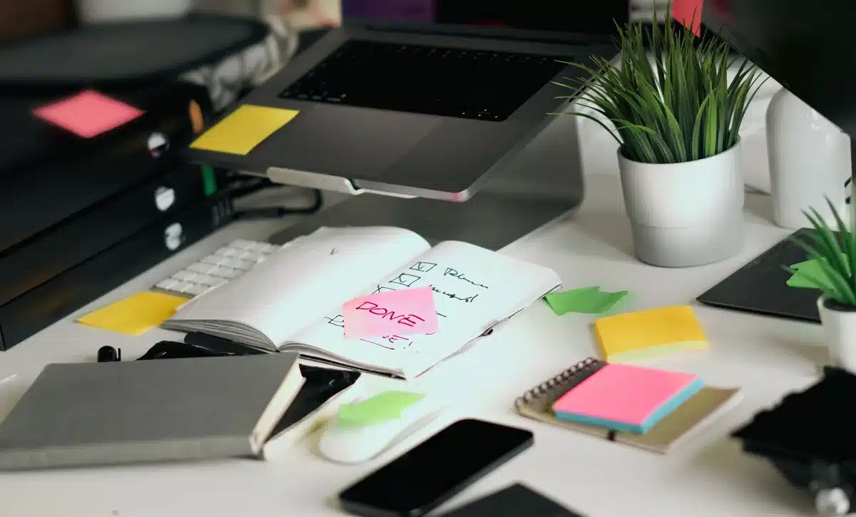 Bureau avec notes, stylo et articles de blog organisés pour illustrer les différents formats d'écriture