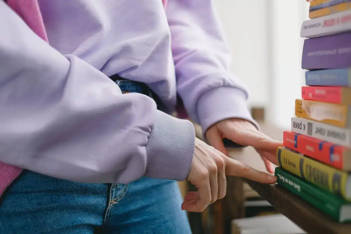 Pile de livres sélectionnés avec soin, montrant une collection personnelle et diversifiée