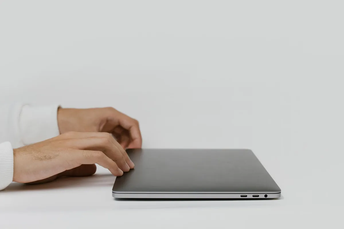 Personne assise avec une bonne posture en utilisant un plateau pour ordinateur portable