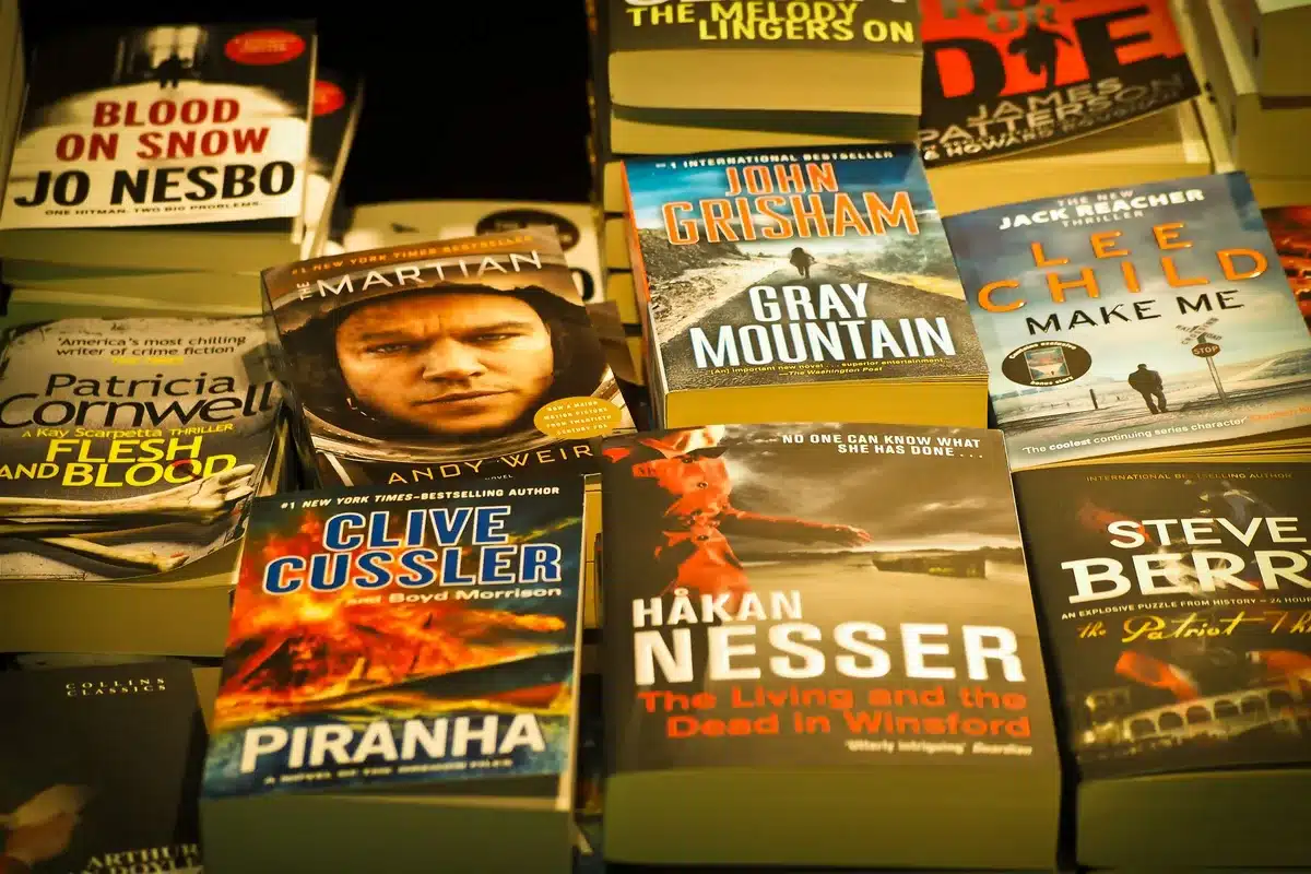Un roman de thriller ouvert, symbolisant la tension narrative et l'engagement de la lecture
