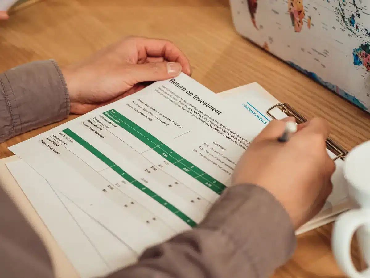 Calcul du retour sur investissement d'une formation avec documents financiers et calculatrice