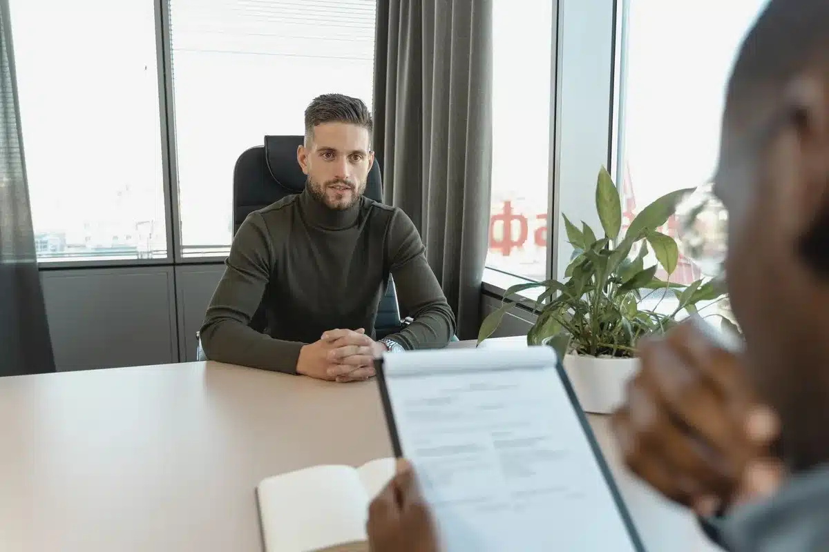 Candidat senior présentant son CV et son expérience lors d'un entretien