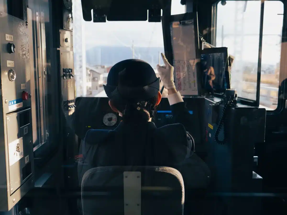 Conducteur dans la cabine de conduite d'un train, assurant la circulation en sécurité.