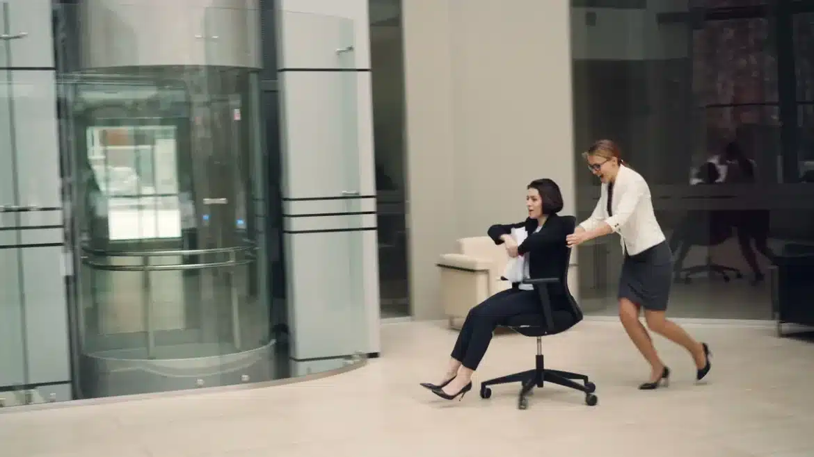 Salariés en pause dans un bureau moderne, moment de détente au travail