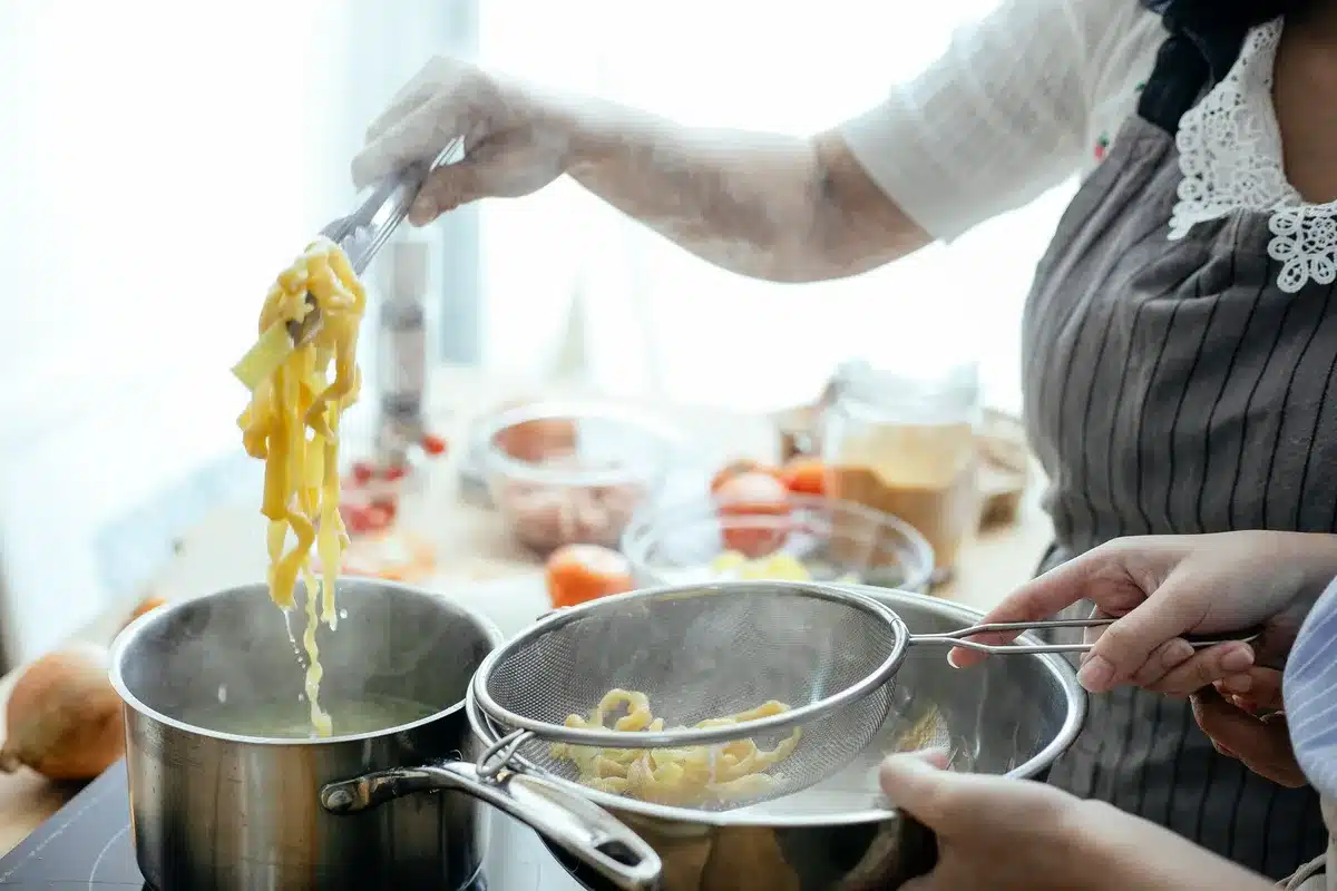 Préparation culinaire d'un repas festif dans une cuisine avec ingrédients et ustensiles
