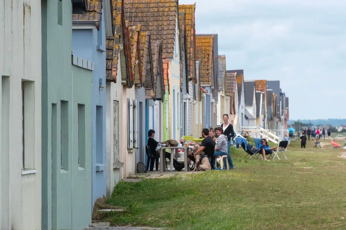 Maison côtière ancienne où se réunit une fratrie pour partager secrets et souvenirs