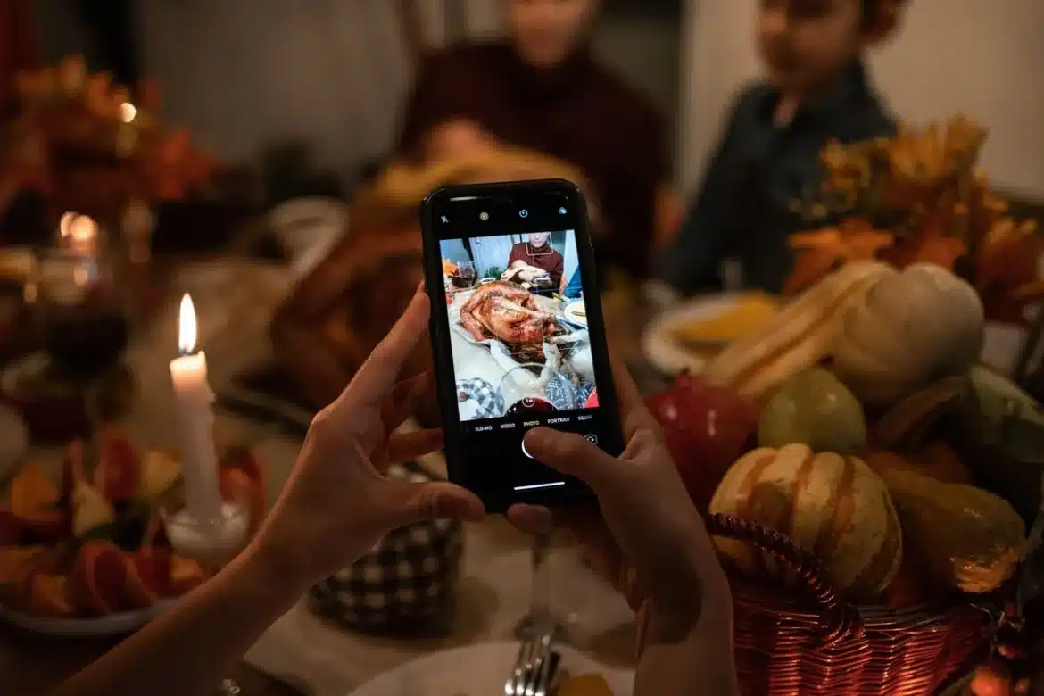 Table dressée pour un repas de Thanksgiving avec plats, verres et couverts disposés pour une réunion familiale