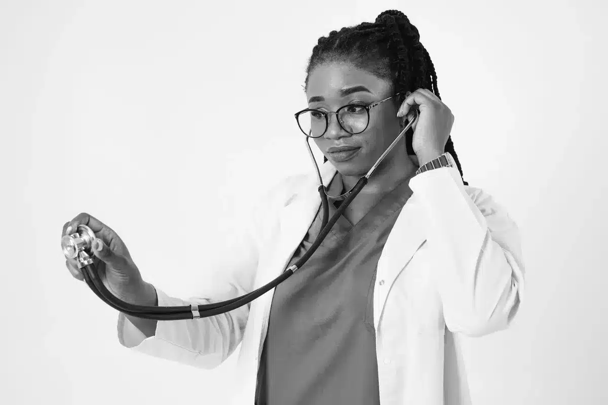 Médecin du travail évaluant la compatibilité entre l'état de santé et le poste de travail