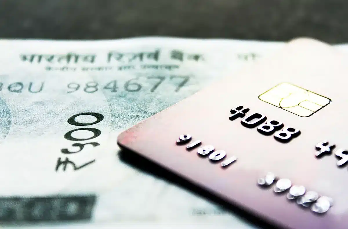 Personne effectuant un paiement d impôt en ligne sur un ordinateur