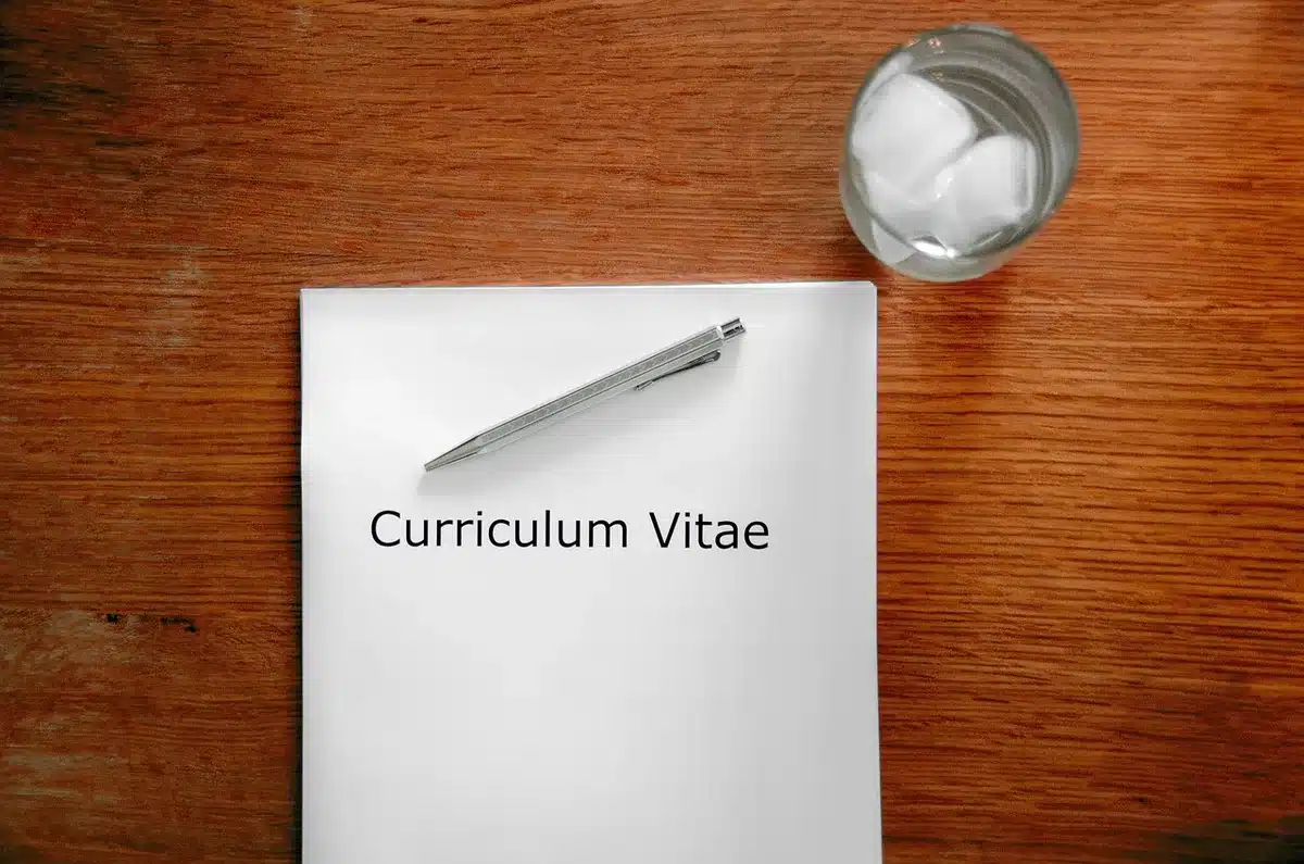 Un recruteur évalue un candidat lors d'un entretien professionnel