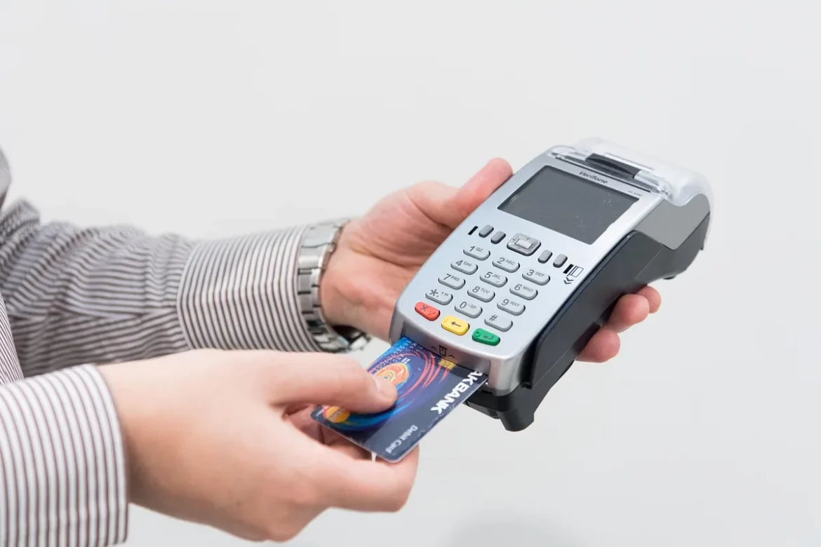 Deux cartes de paiement anonymes posées sur un bureau, symbolisant le choix entre crédit et débit