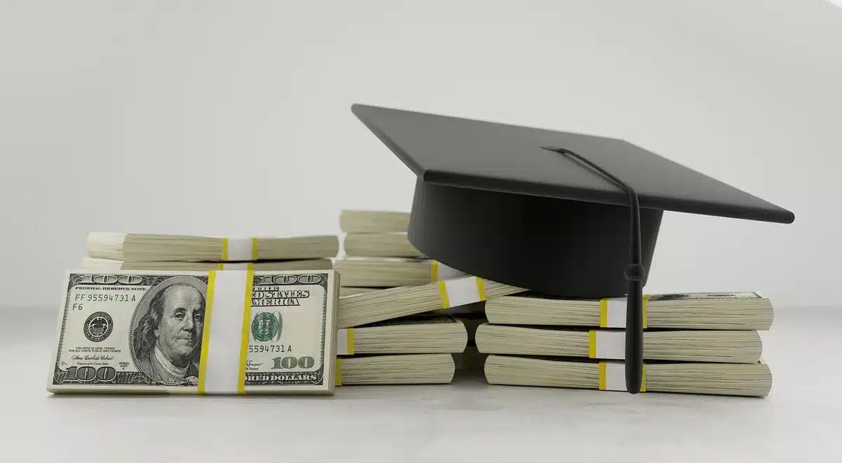 Calculatrice et document montrant économies d'intérêts sur un prêt étudiant