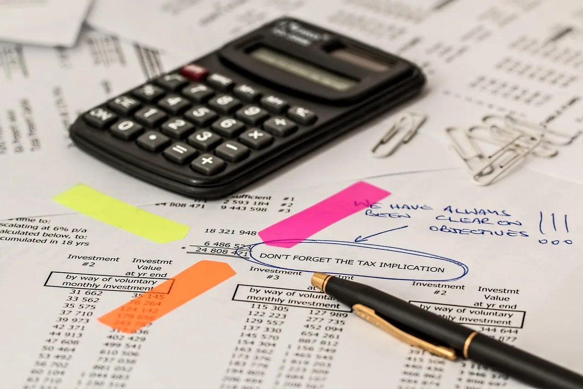 Documents de financement et calculatrice sur un bureau lumineux