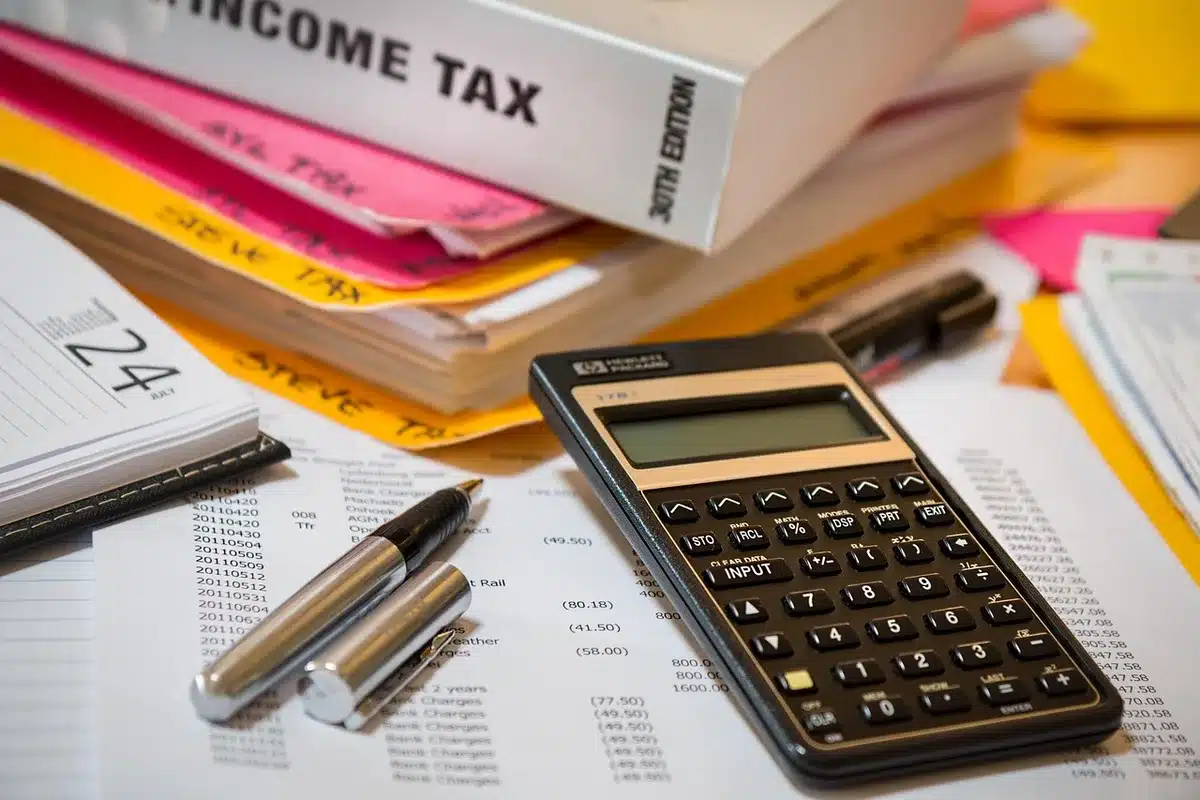 Documents financiers et plan de financement sur un bureau