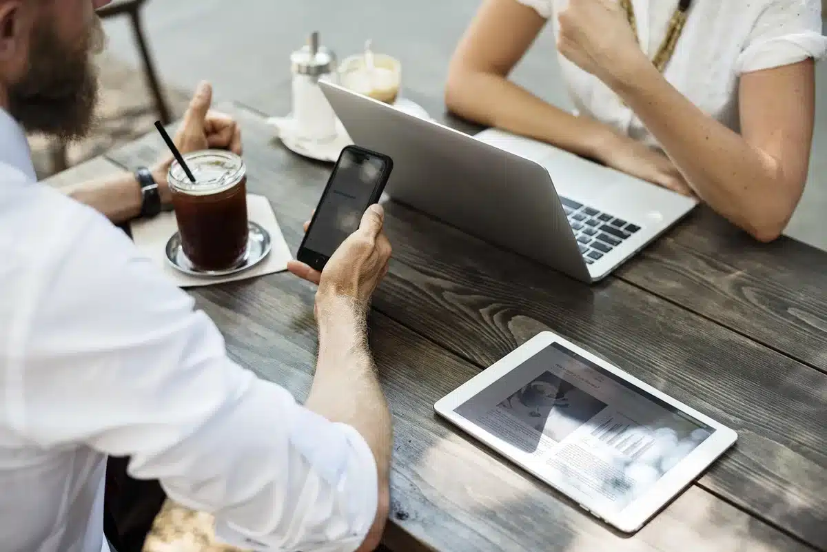 Personne ouvrant un IRA traditionnel en ligne sur un ordinateur portable