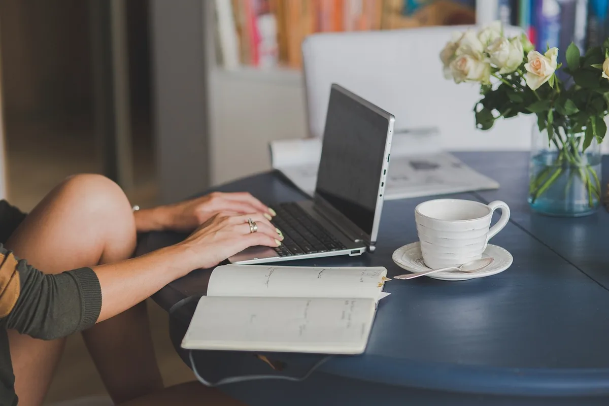 Bureau clair montrant contraste entre détente et travail