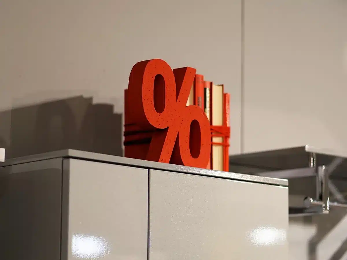 Graphique montrant un prix de référence artificiel avant une promo