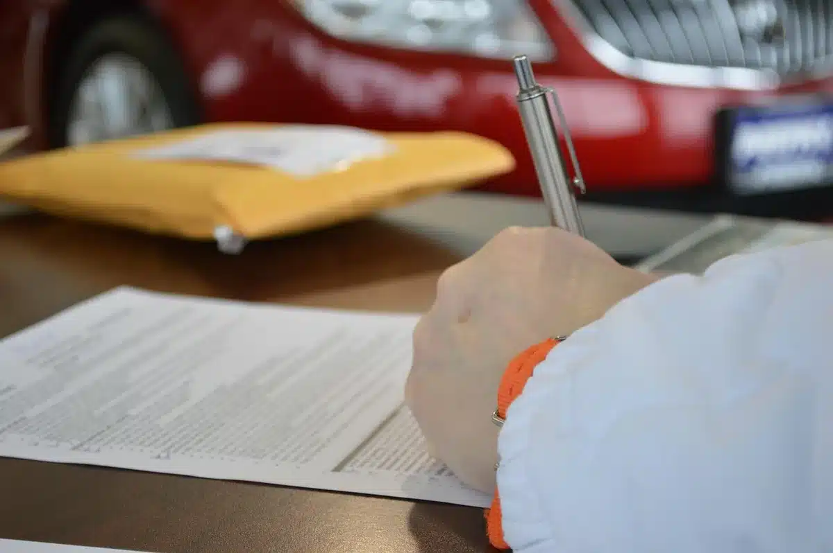 Reçus fiscaux et documents posés sur un bureau