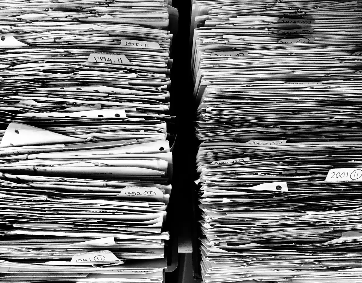 Documents liés à un fonds conseillé par le donateur sur une table