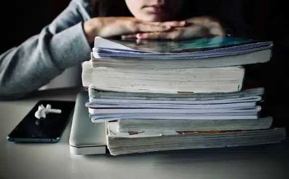 Élève anonyme travaillant son planning Parcoursup avec ordinateur et fiches