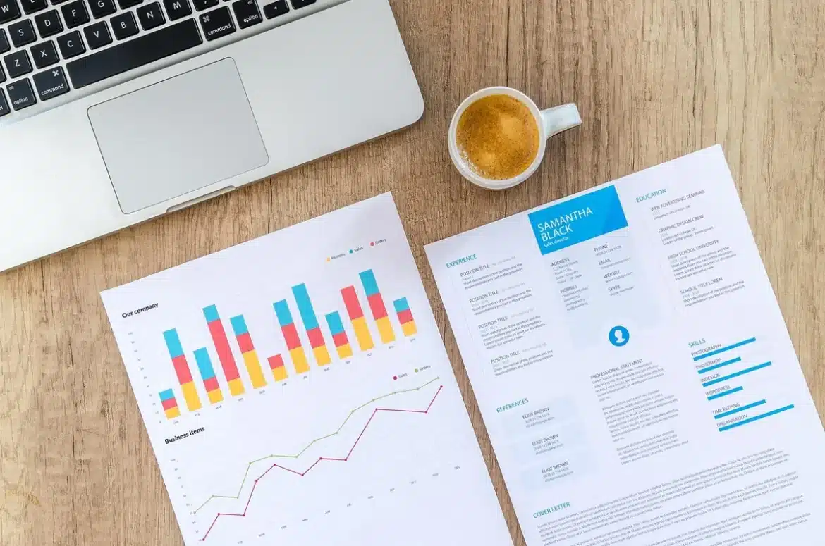 Documents comptables et ordinateur portable sur un bureau, illustrant le travail quotidien en comptabilité